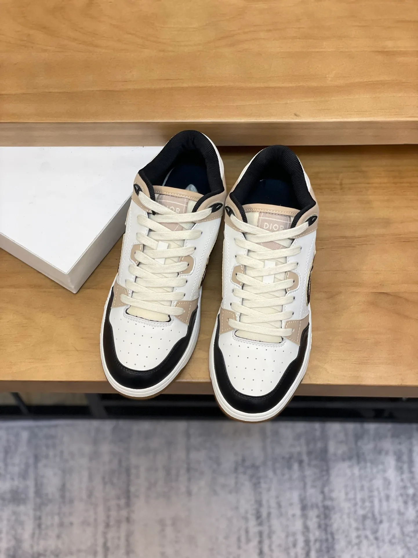 Men's shoes: 💰P440¥ Product trademark: Dior* "Dior*" high-top casual shoes Regular size: 38-44 (can be customized to 45.46) Product materials: Upper imported cowhide stitched with original fabric, breathable lining, original outsole. Number: 1006